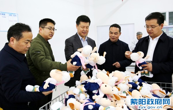 堅定不移抓產(chǎn)業(yè)擴(kuò)就業(yè) 千方百計增加群眾收入——趙立根調(diào)研東木高橋等鎮(zhèn)玩具產(chǎn)業(yè)技術(shù)開發(fā)與銷售